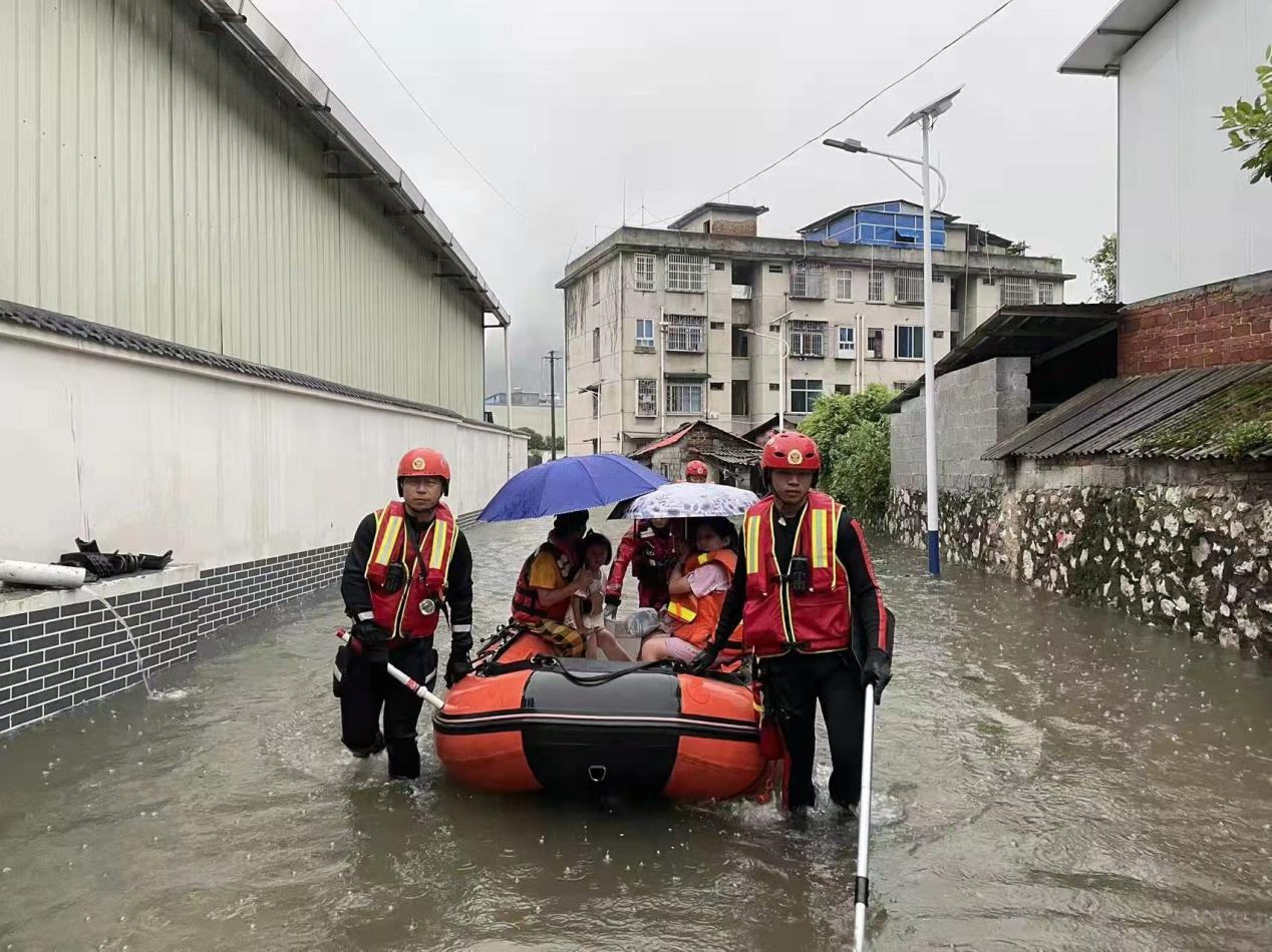 广西河池：强降雨致多地发生山洪、内涝